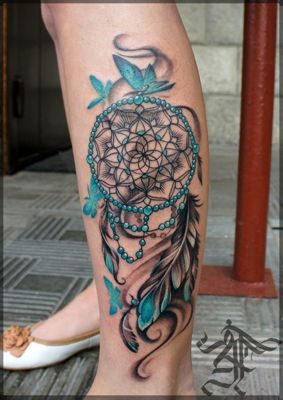  Tatouage attrape rêve avec des papillons de couleurs turquoises